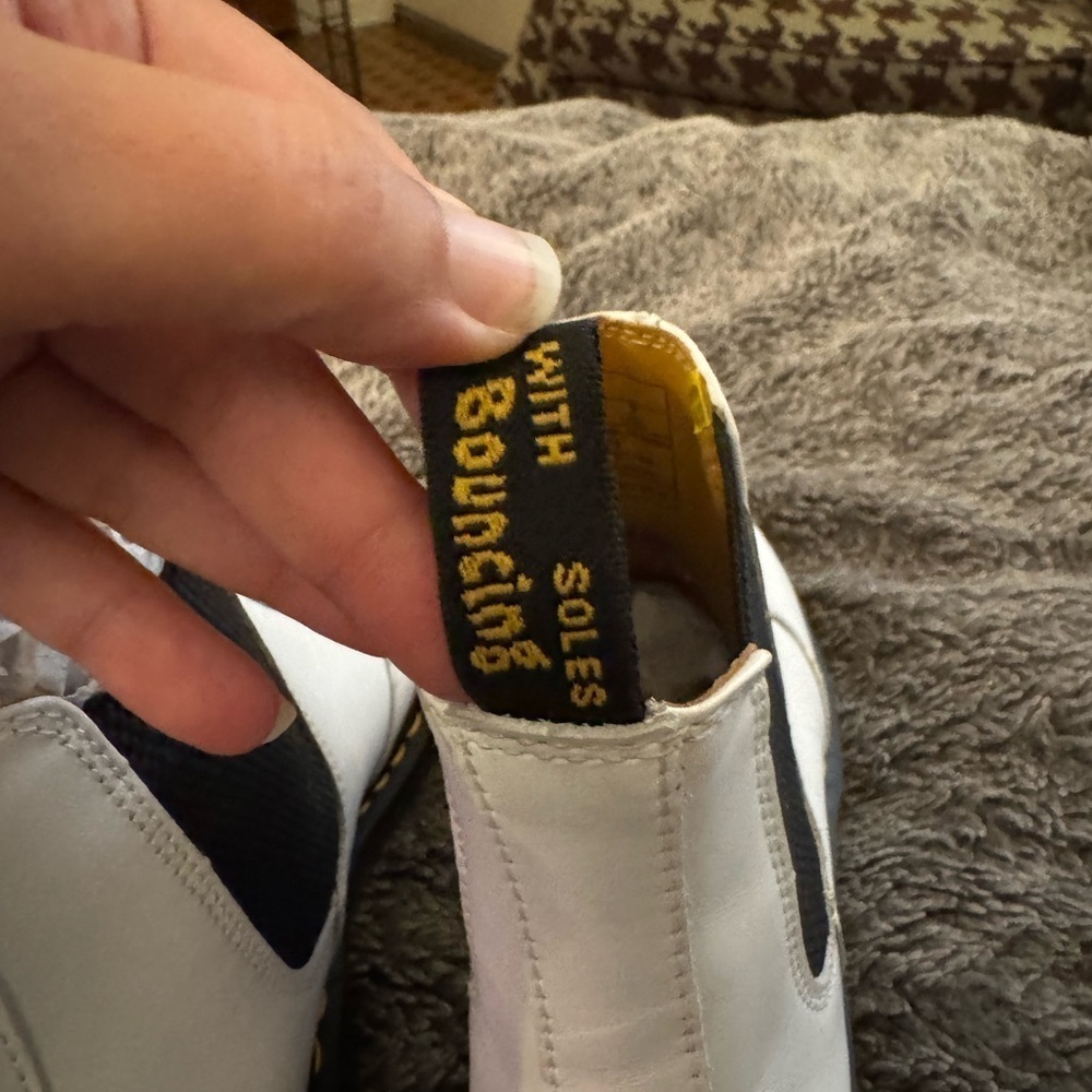 DR MARTENS Women’s 2976 Chelsea Boots - Picture 3 of 12